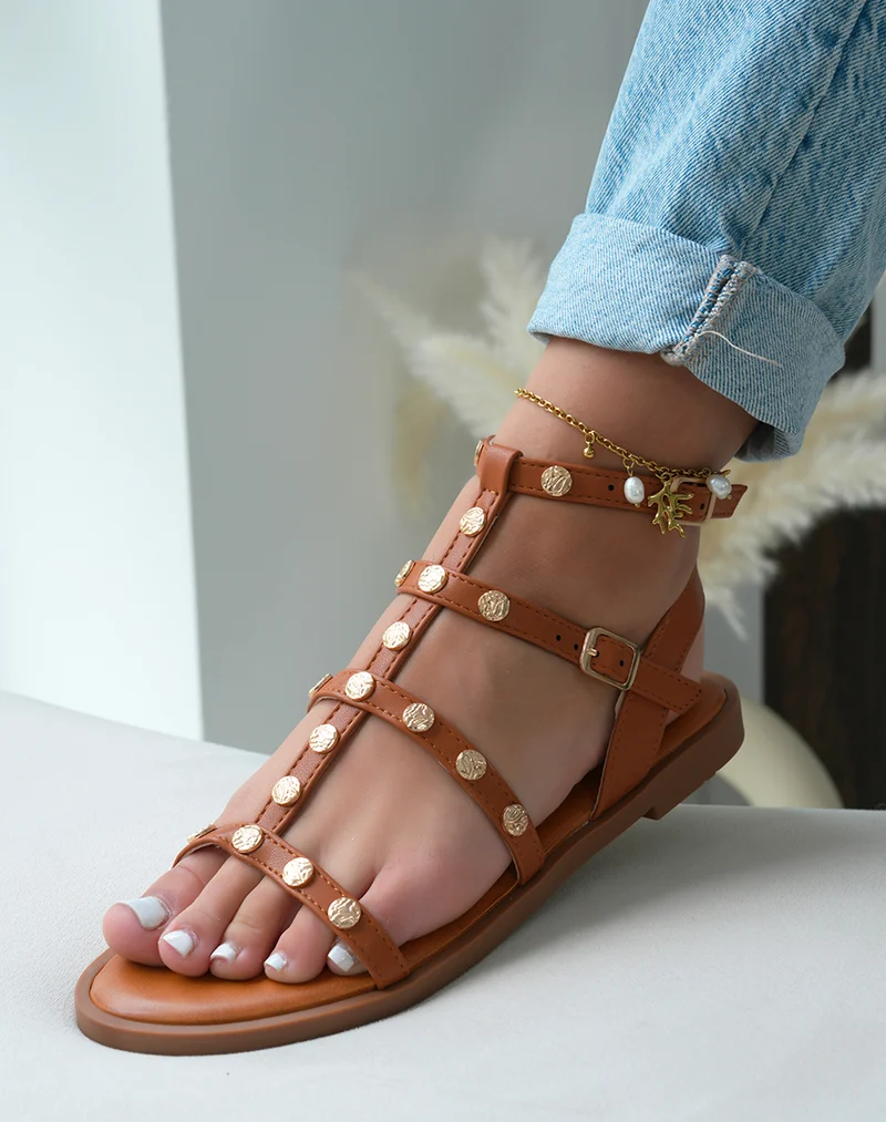 Nu-pieds femme camel tendance à multiples brides cloutées et semelle plate