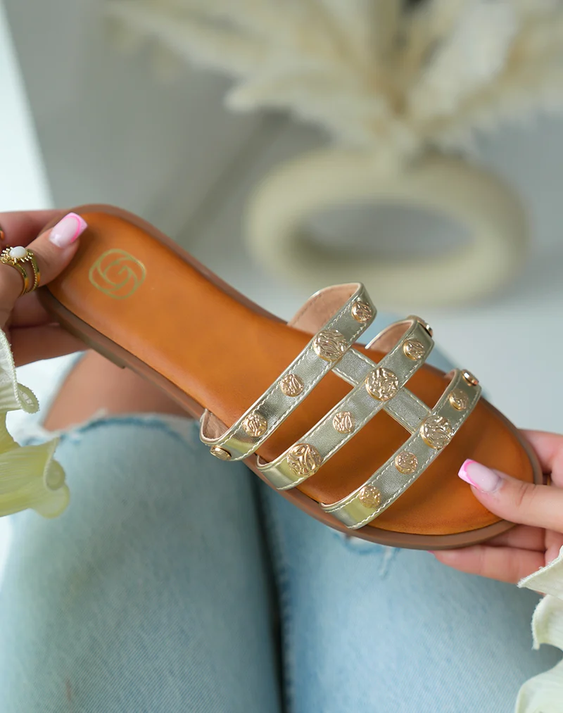 Mules plates femme dorées élégantes à triples brides avec bijoux dorés