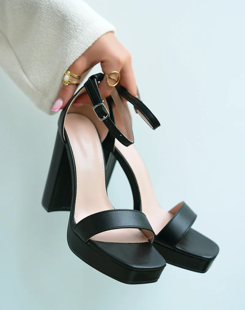 Sandales à talons femme noires élégantes avec talon carré et plateforme