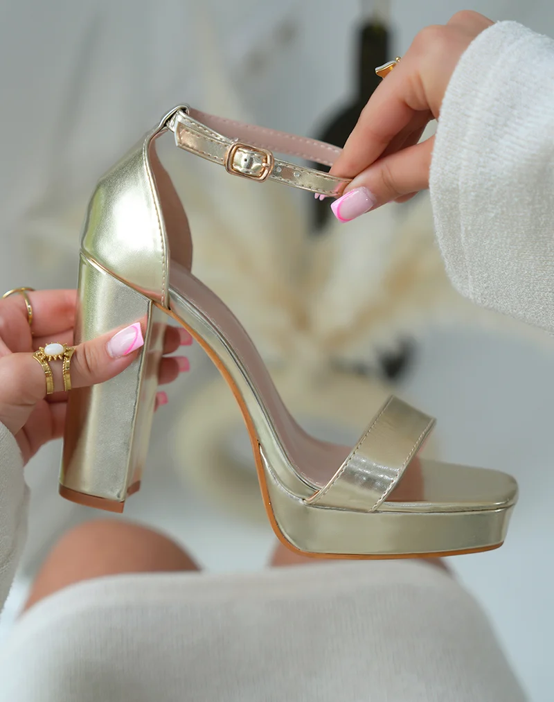 Sandales à talons femme dorées élégantes avec talon carré et plateforme