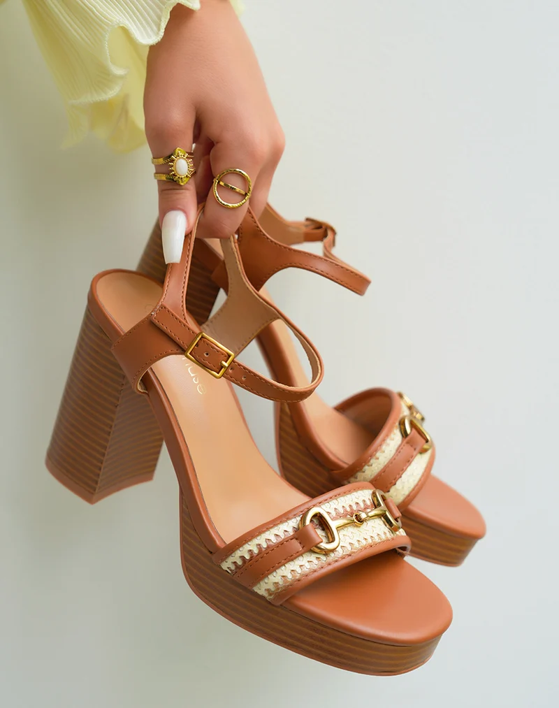 Sandales femme camel à bride détail beige et bijoux dorés avec talon épais