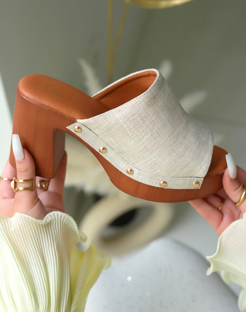 Mules sabots femme à bride en tissu beige clair et talons épais