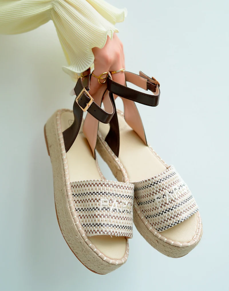 Sandales femme compensées effet tissé beige et marron avec lanière ajustable