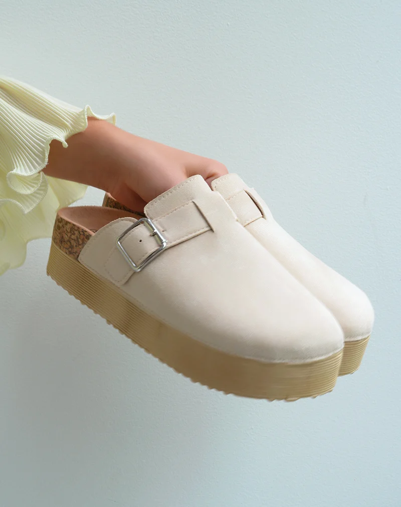 Mules fermées femme en suédine beige clair avec plateforme épaisse tendance et confortables