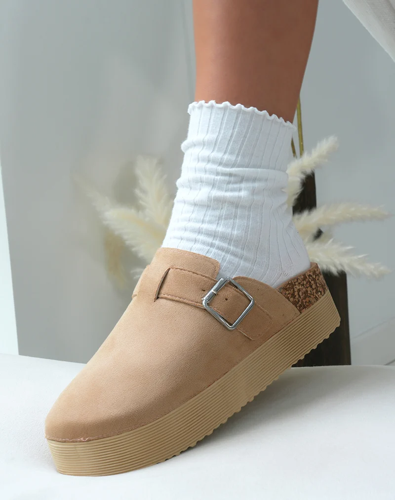 Mules fermées femme en suédine beige avec plateforme épaisse élégantes et confortables