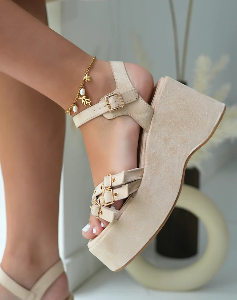 Sandales plateforme femme beige tendance avec lanières cloutées