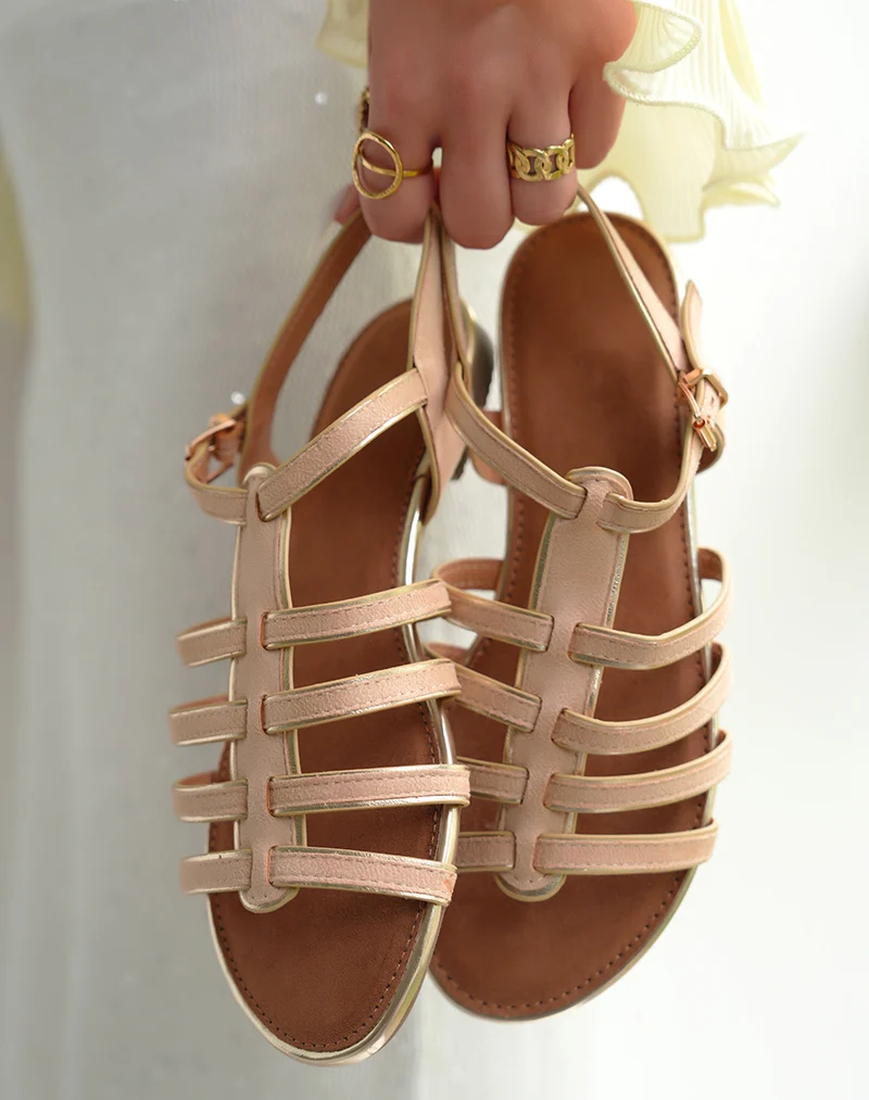 Sandales plates femme en suédine beige et détails dorés avec bride ajustable