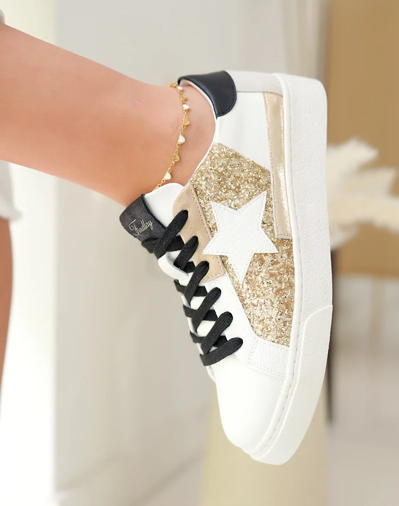 Baskets femme blanche à lacets noires à détail étoile et empiècements