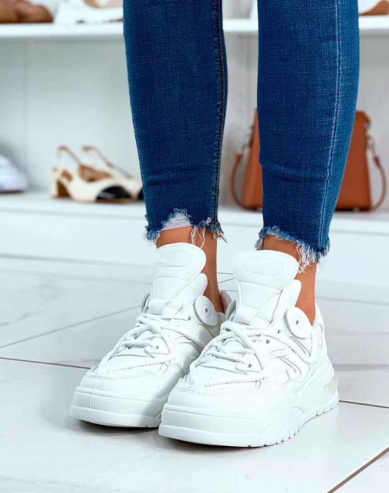 Baskets blanches à multiples détails et lacet en corde