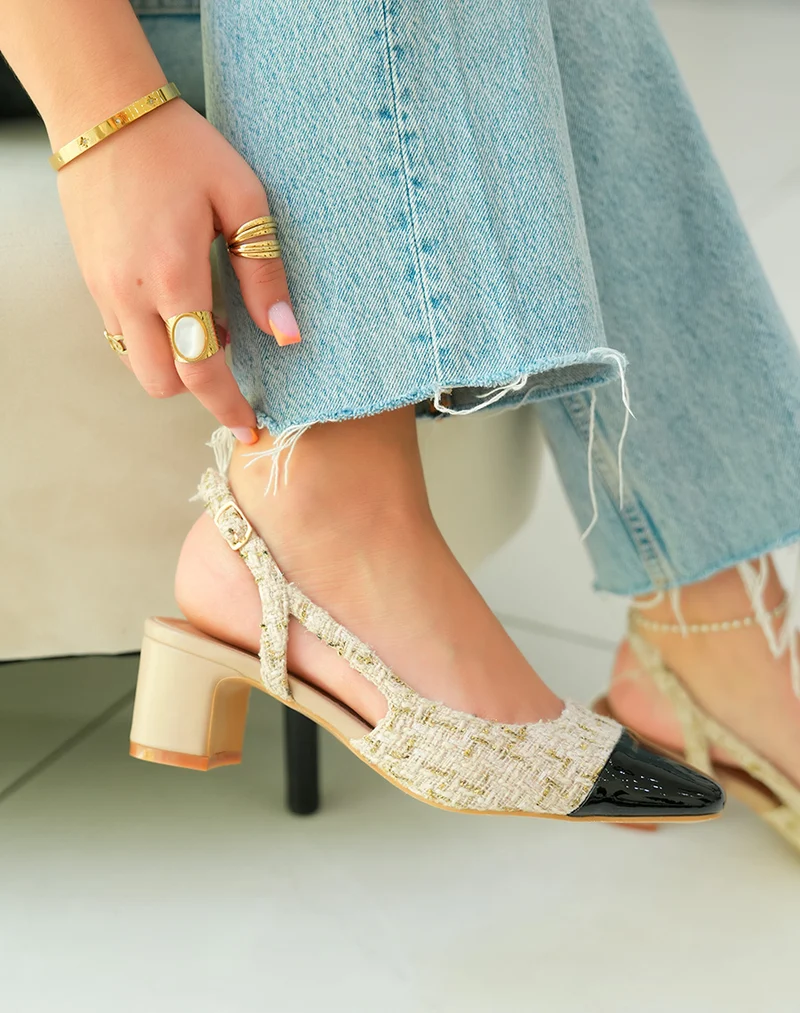 Sandales à talon chic en tweed beige avec bout noir verni