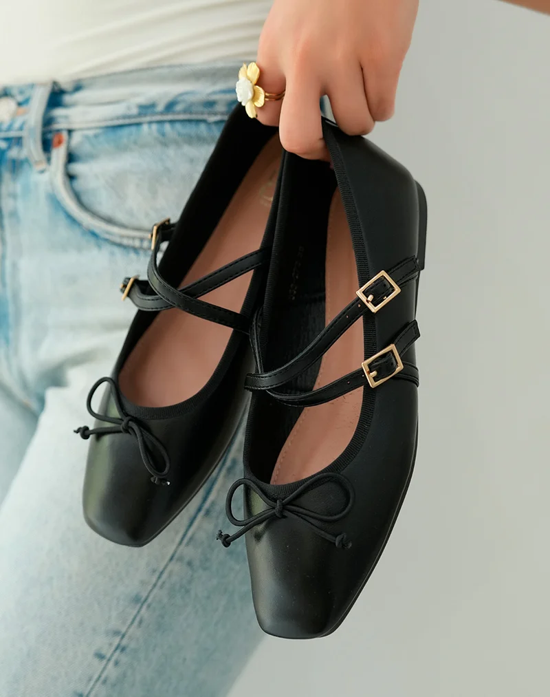 Ballerines noires sophistiquées avec double lanière et noeud délicat