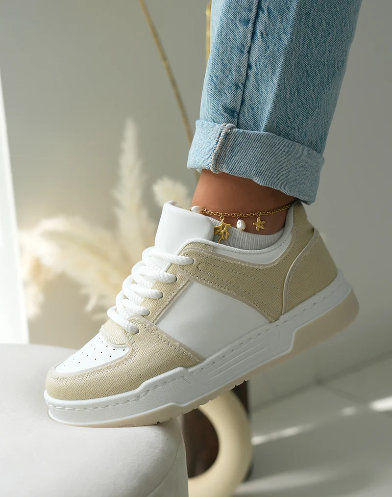 Baskets femme blanches à empiècements beiges et lacets épais