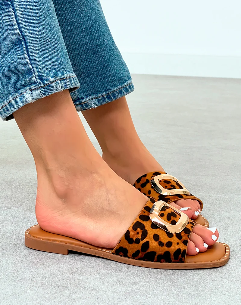 Mules femme motif léopard tendance avec détails dorés et semelle cloutée