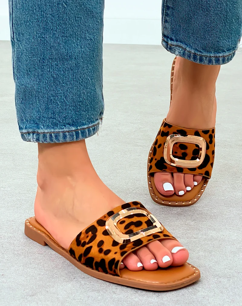 Mules femme motif léopard tendance avec détails dorés et semelle cloutée