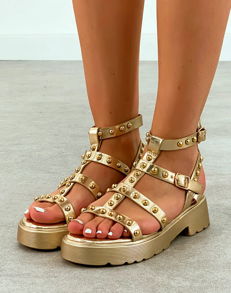 Sandales Dorées Cloutées à Multiples Brides - Glamour avec une Pointe d'Audace