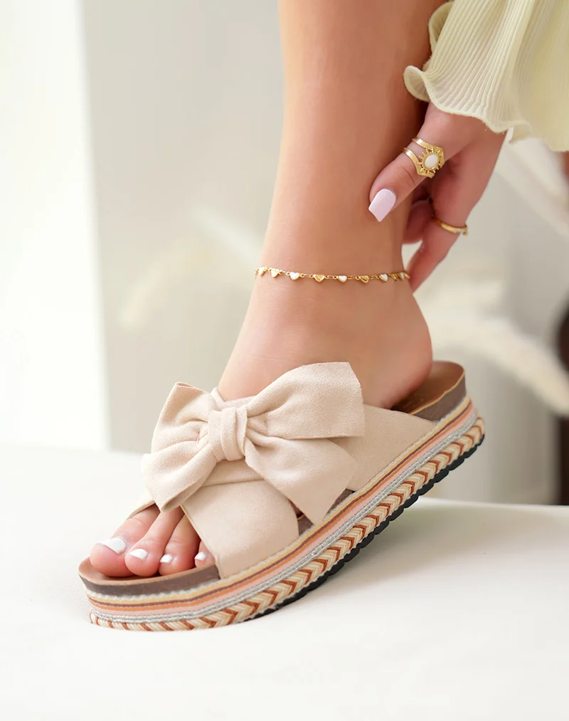 Mules en suédine beige à plateforme épaisse et détail brodé