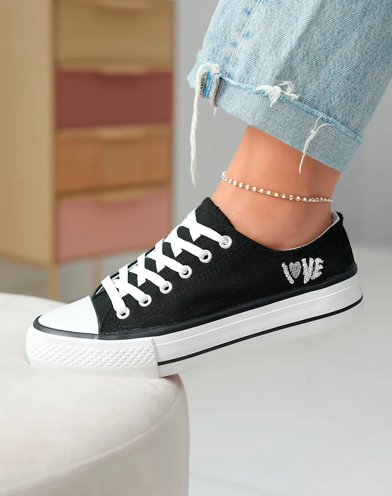 Basket basses noires et blanches à détail love