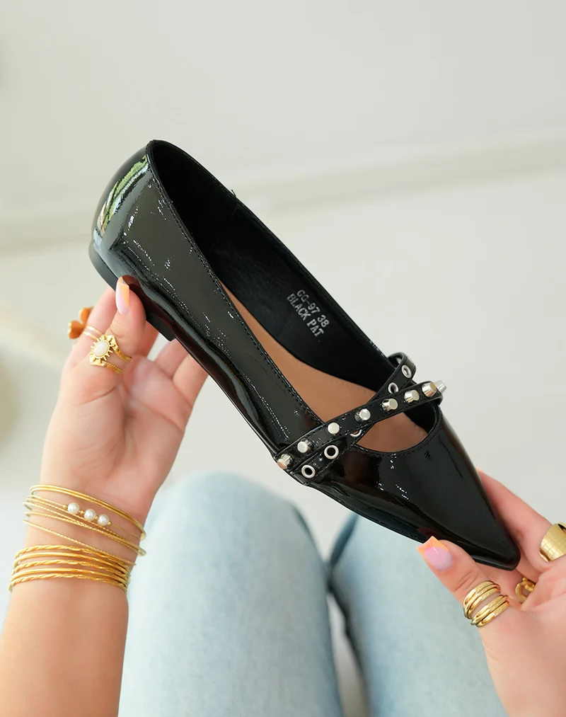 Ballerines pointues noires avec lanières cloutées pour un style audacieux