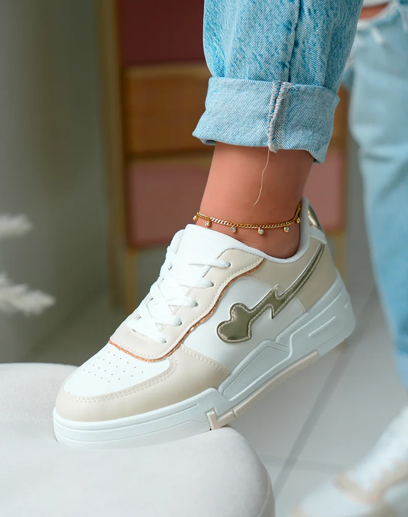 Baskets femme beiges à empiècements blancs et dorés avec motif éclair et cœur