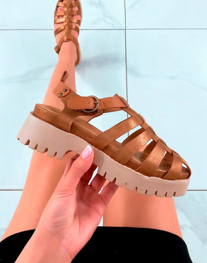 Sandales marrons à bride marron foncé et multiples brides brillantes