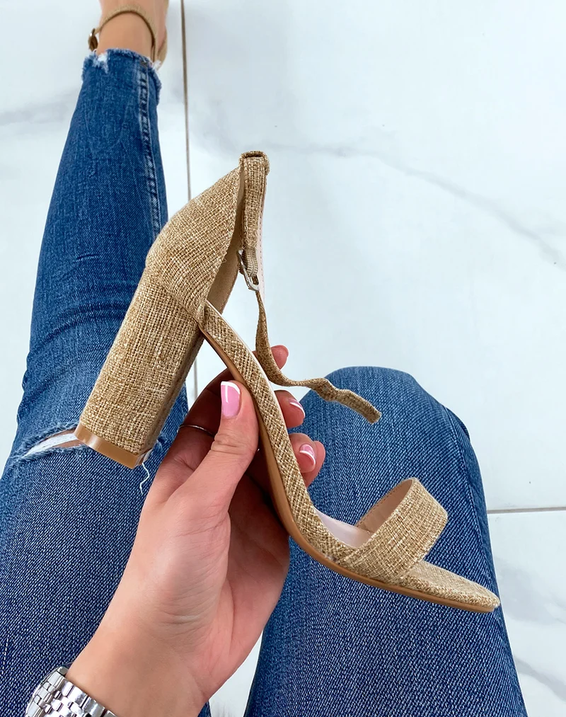 Sandales à talon en tissus beige foncé à fine lanière