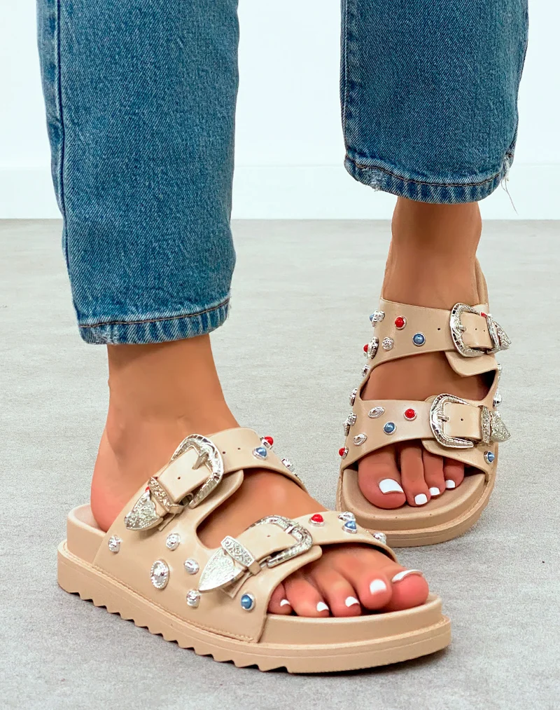 Sandales Mules Beiges Ornées de Détails Cloutés et Bijoux – Confort et Éclat au Quotidien