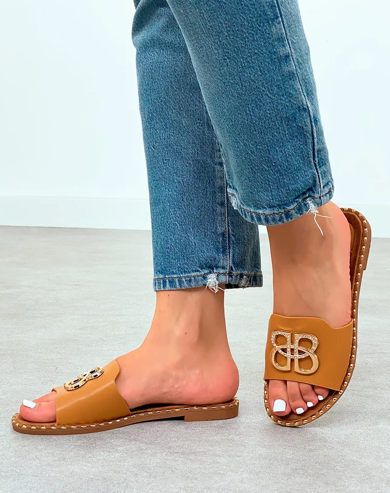 Mules Plates Femme Camel avec Détails Dorés et Semelle Cloutée