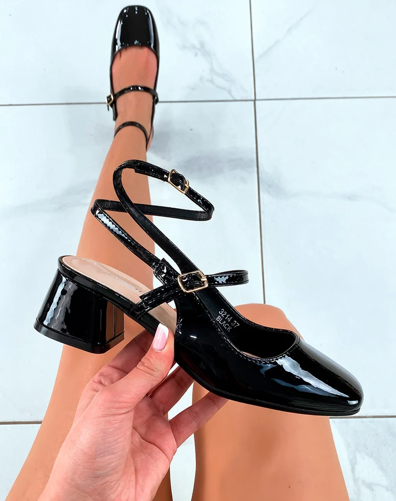 Babies noires vernis ouvertes à petits talons et à lanières ajustables