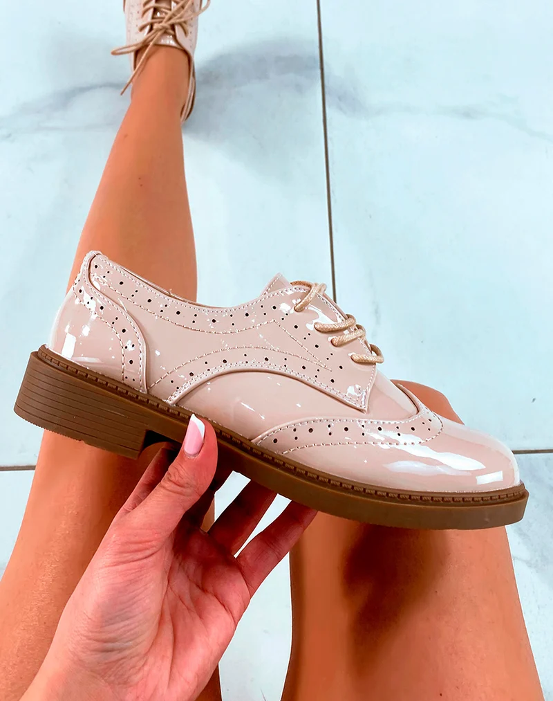Derbies beige vernis à lacets pour femme
