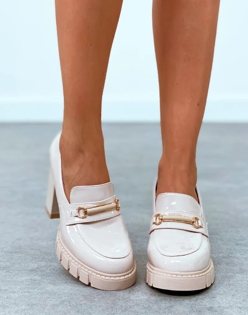 Mocassins beiges vernis à talon haut crantée et à détail doré