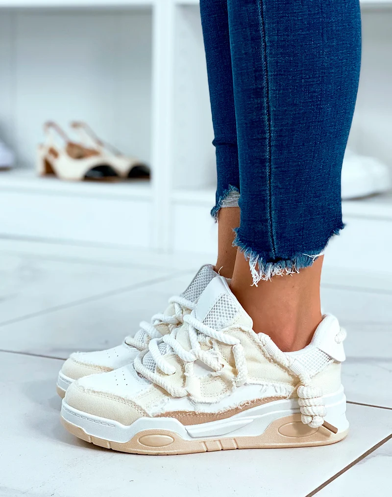 Baskets blanc et beige à lacet épais et à effet jean déchiré