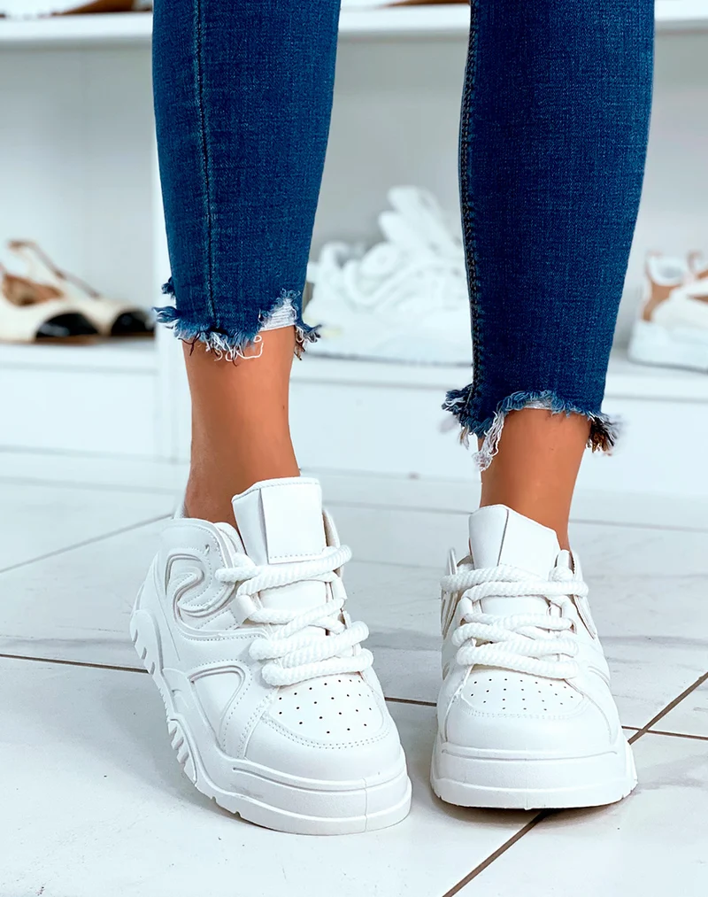Baskets blanches tendance à empiècement