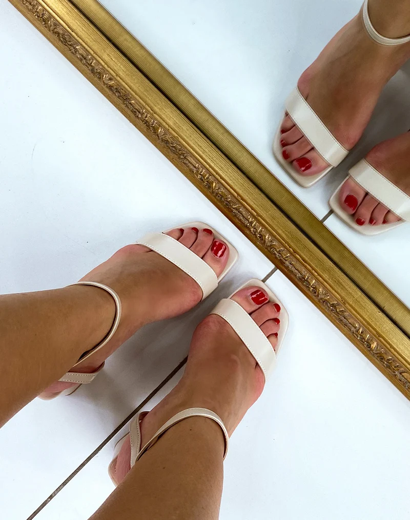 Sandales à talons beiges avec talons épais et bride ajustable