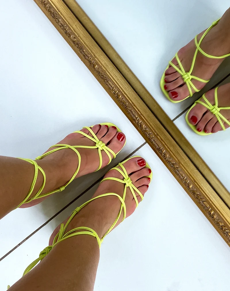 Sandales vert citron à petit talon et multiples lanières