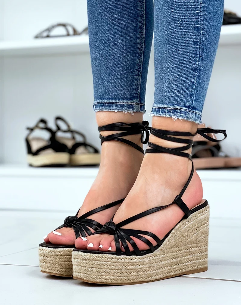 Compensées en similicuir noires à lacets