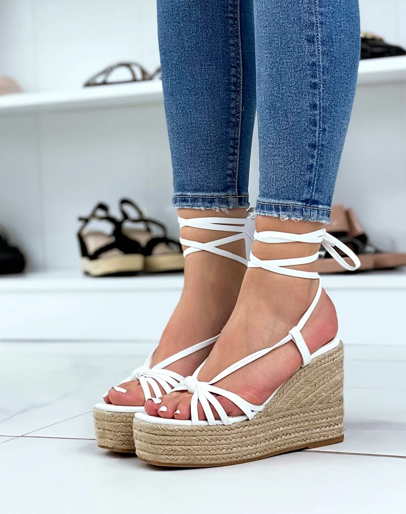 Compensées en similicuir blanches à lacets
