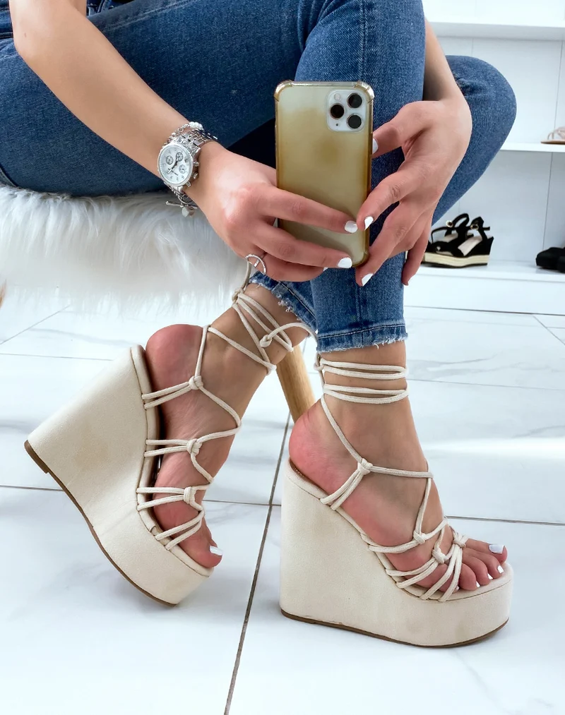 Compensées beige en suédine à fine lanières nouées et lacets