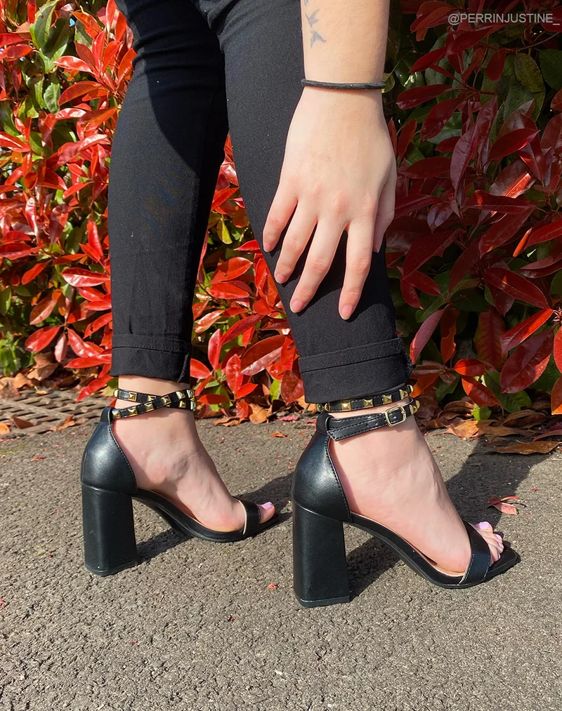 Sandales noires cloutée à talon