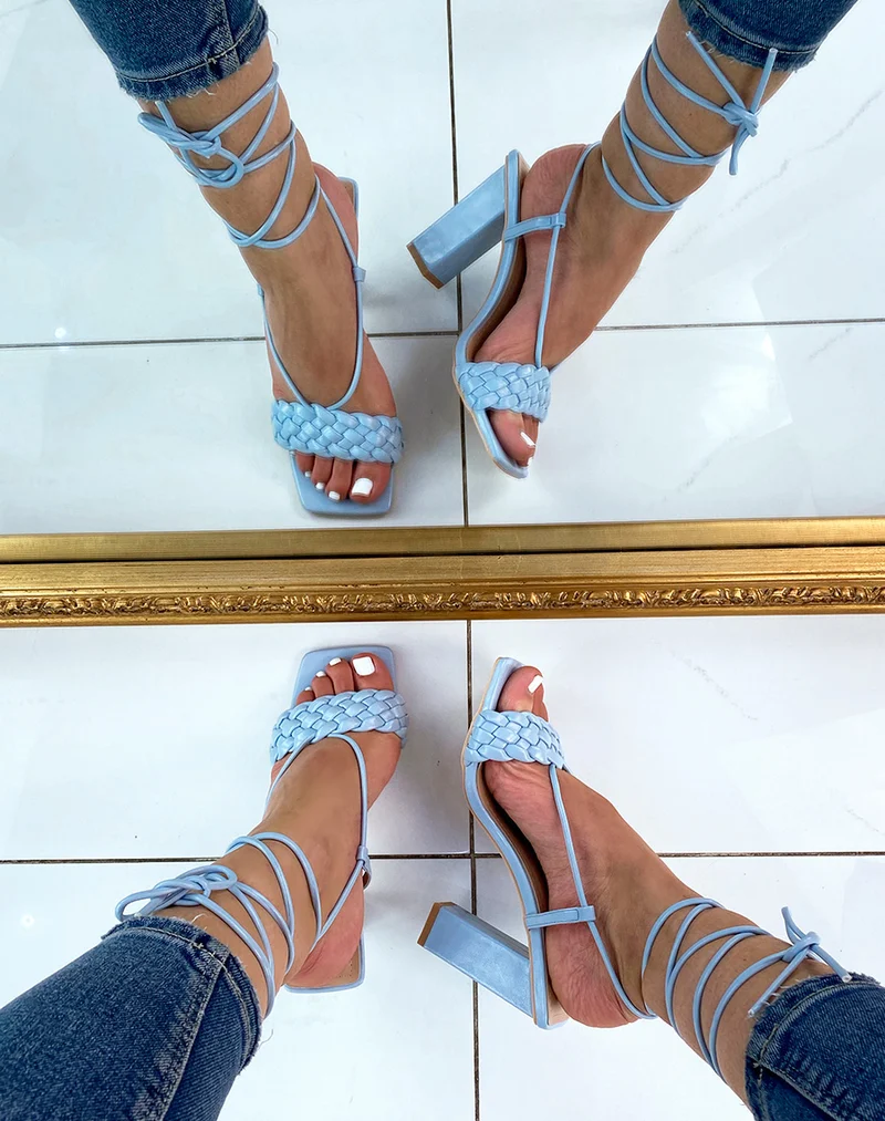 Sandales à talon bleues à bride tressé et longues lanières