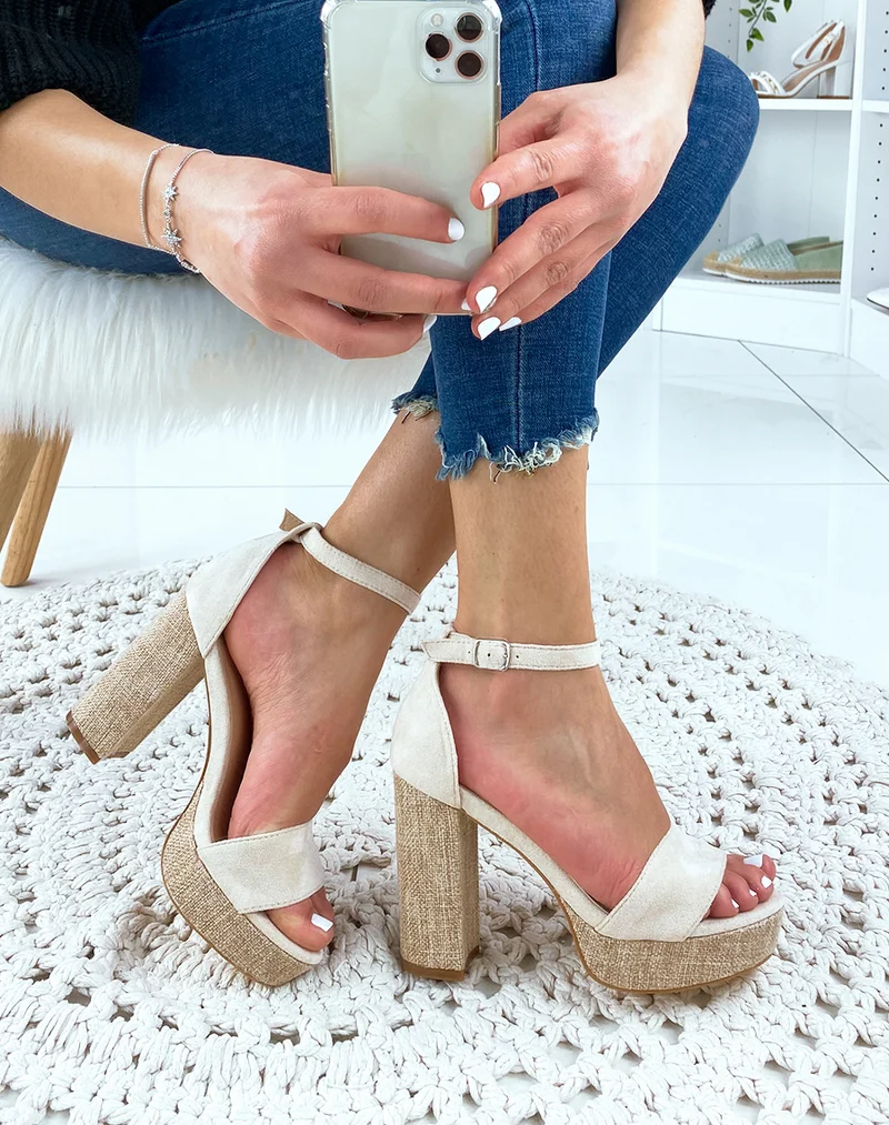 Sandales à talon en suédine beige
