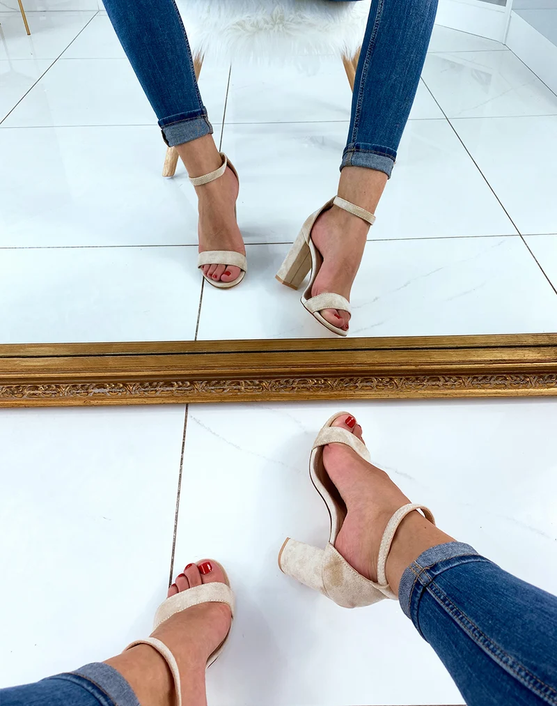 Sandales en suédine beiges à talons carrés