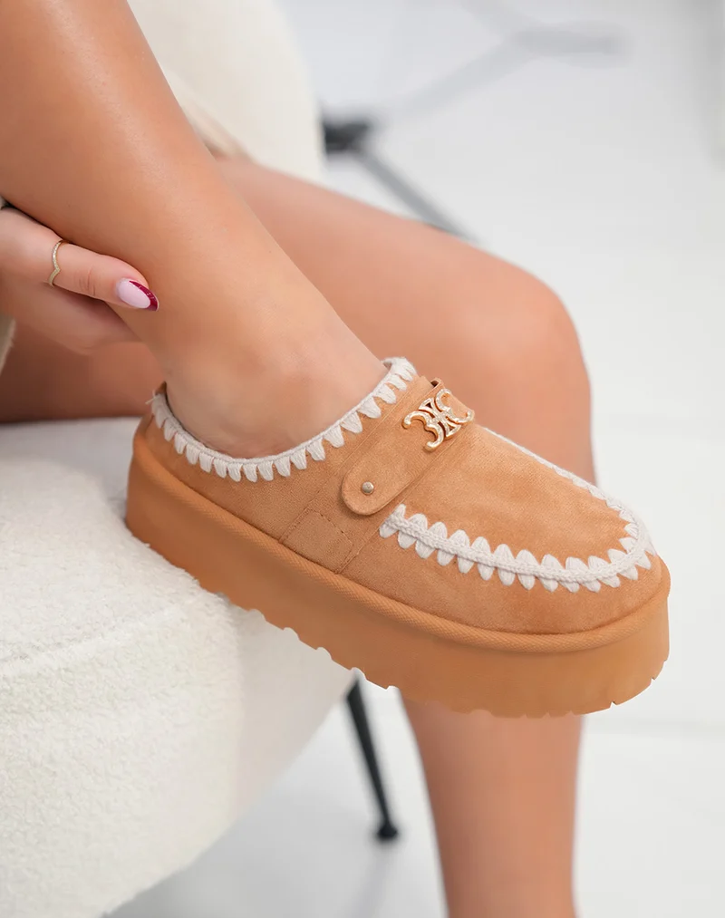 Mules femme camel fourrées avec plateforme détail corde et bijou doré