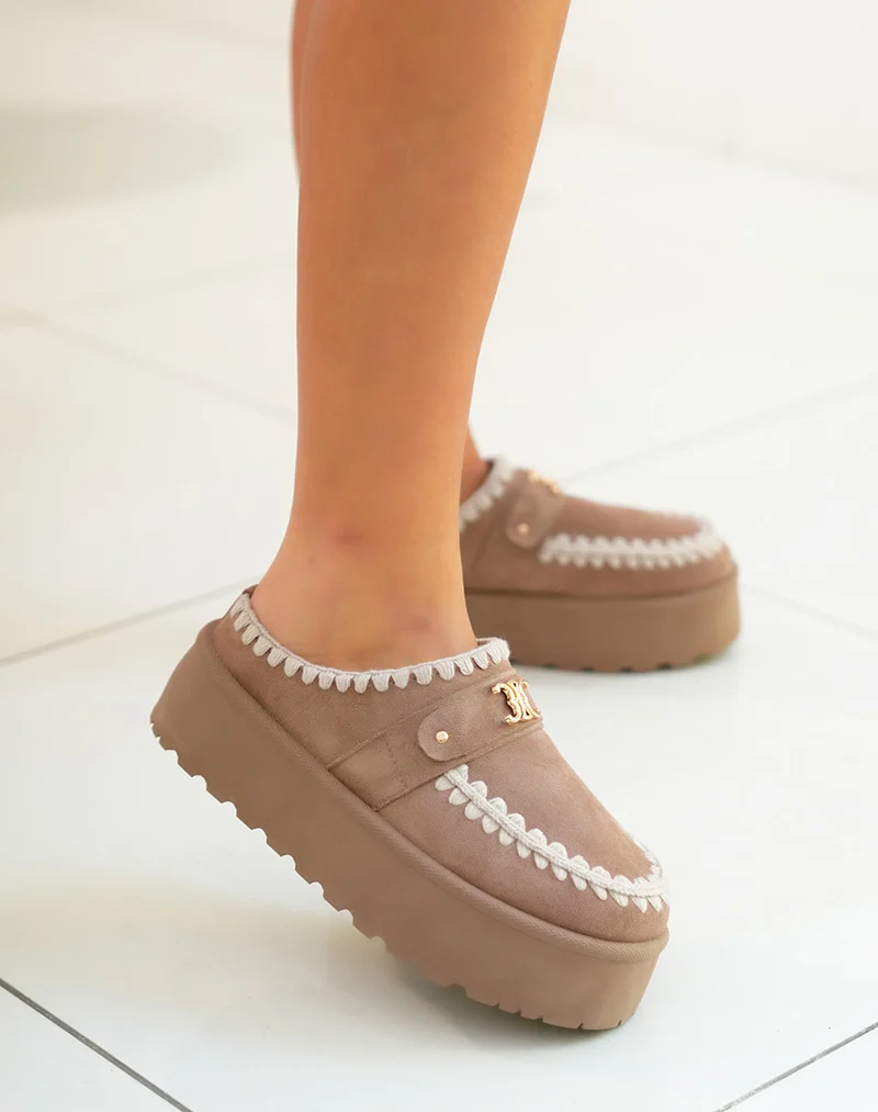 Mules femme beiges tendance avec broderies et détail doré