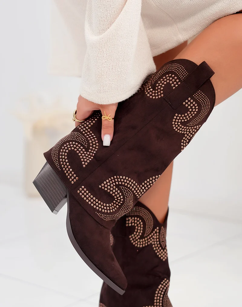 Bottines femme marron en suédine style santiags avec clous dorés et talon épais de 7 cm