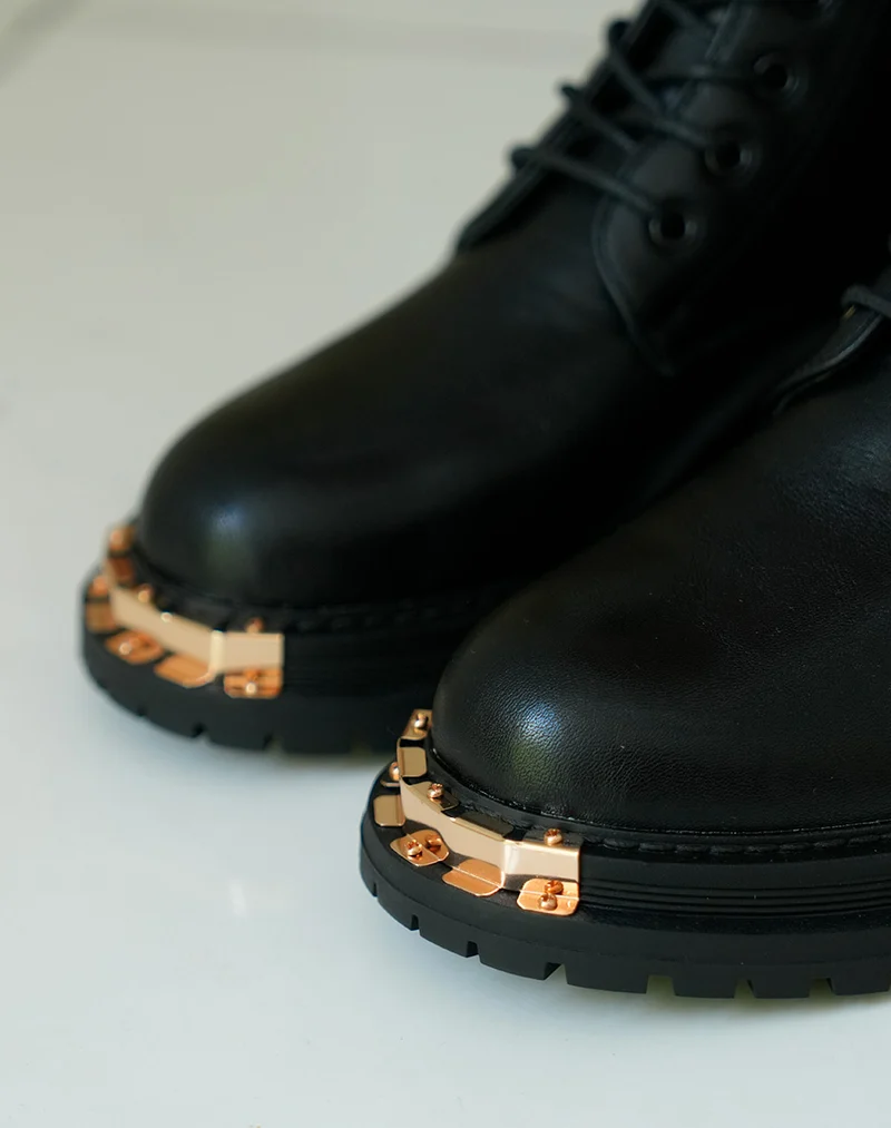 Bottines Noires à Lacets avec Détails Dorés : Sophistication et Tendance pour Femme