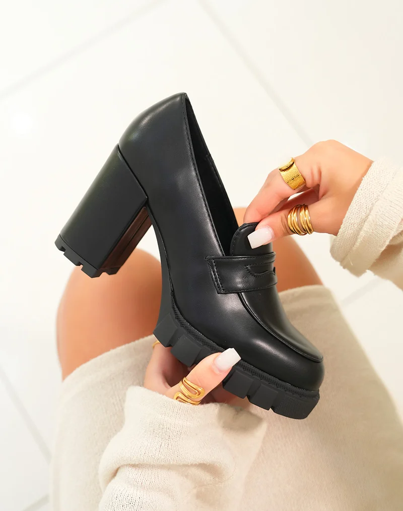 Mocassins noires mat à talons pour femme