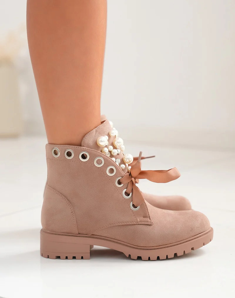 Bottines en suédine taupe clair à lacets épais et ajourée de perles