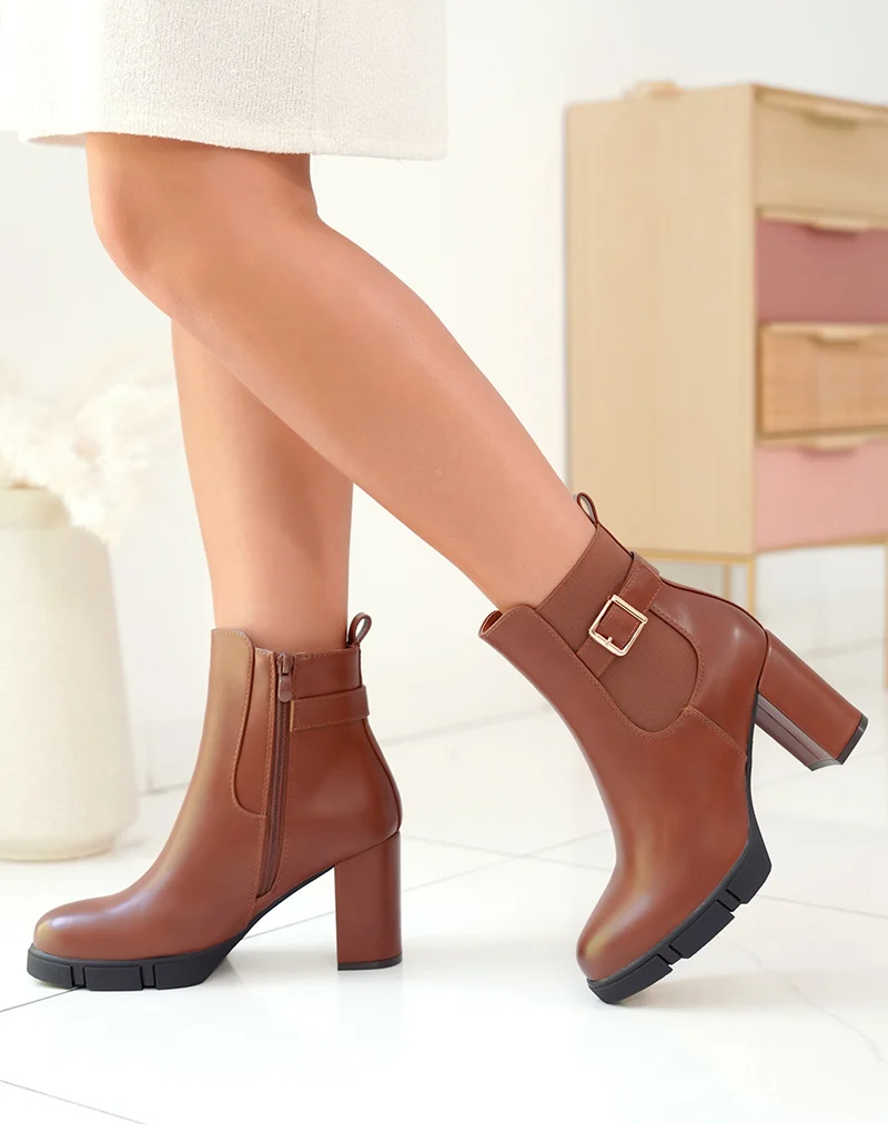 Bottines camel à talon à boucle dorée