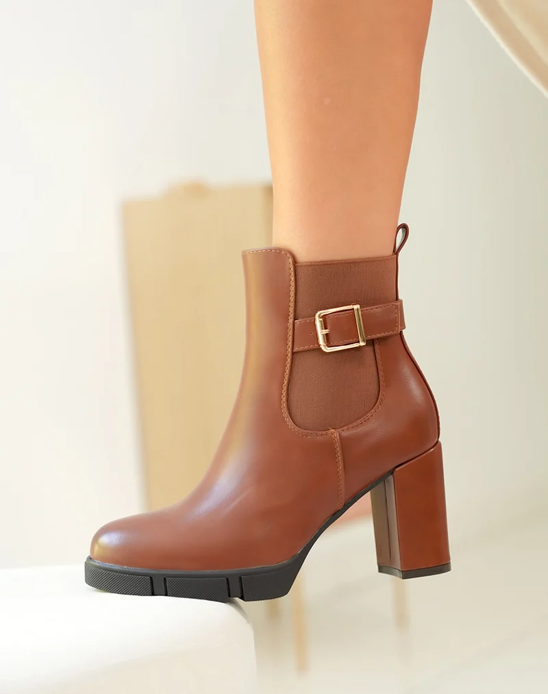 Bottines camel à talon à boucle dorée