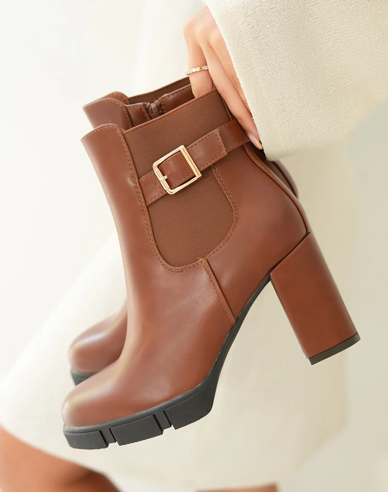 Bottines camel à talon à boucle dorée